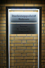 Aufsteller 100-60 mit Quertraverse und im Profil integrierter Beleuchtung - volle Höhe