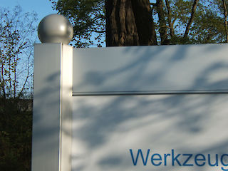 Aufsatzstück Kugel 80 mm pulverbeschichtet in RAL 9006 für alle Säulen erhältlich