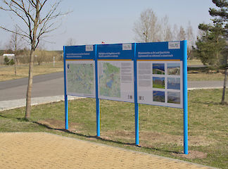 Aufsteller mit Säule 75 mm und Rahmen 60/32 für 2 Stück Aluminiumverbundplatten ( Dicke 2/3/4 mm, Kundenmaterial ) Profiloberfläche: pulverbeschichtet nach RAL 5015