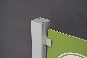 Aufsteller mit Säule 50/50, Plattenhaltern eckig und Distanzpaneel 45 für Aluminiumverbundplatten ( Dicke 4/6/8 mm, Kundenmaterial ) Profiloberfläche: eloxiert silber