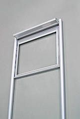 Auf Ihr Wunschmaß gefertigter Bausatz für ALUFOR®-Aufstellersystem mit Schildrahmen für Platten und Beleuchtung in eloxiert-silber.