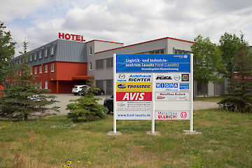 Aufsteller mit Säule 90 mm und Textpaneel 200, Profiloberfläche: pulverbeschichtet nach RAL 9010