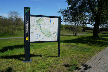 Säule 250-76 mit U-Profilen und Säule 85-85 zur Radwegweisung in RAL 7016 pulverbeschichtet