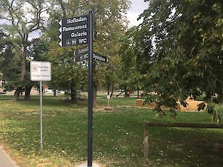 Fahnenwegweiser System S Typ 3 mit Kugelaufsatz Paneele in drei Richtungen - Pulverbeschichtung in RAL 7016