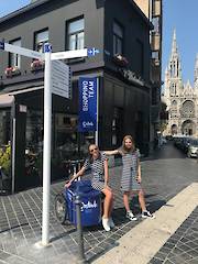 Fahnenwegweiser System S UNI mit Aussensäule 100 als oberen Abschluss