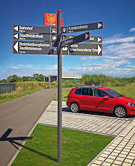 Fahnenwegweiser System-XL Segment mit 4 Ebenen und Textpaneelen 150/250/300 - 1000 mm lang Profiloberflächen: pulverbeschichtet nach RAL 7016/3020