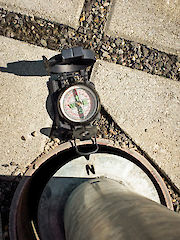 Windrose 110 am Standrohr zur Positionierung des Fahnenwegweisers