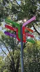 Individueller Fahnenwegweiser (Standrohr, Säule mit 12 Nuten, Nutprofil als Klemmhalter mit individuellen Aluminiumverbund-Fahnen) im Flora-Westfalica-Park in Rheda-Wiedenbrück