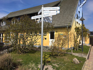 Fahnenwegweiser System XL-Segment mit 4 Ebenen und Textpaneelen 150 - 800 mm lang Profiloberflächen:eloxiert silber/ pulverbeschichtet nach RAL 9010