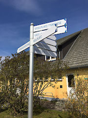 Fahnenwegweiser System XL-Segment mit 4 Ebenen und Textpaneelen 150 - 800 mm lang Profiloberflächen:eloxiert silber/ pulverbeschichtet nach RAL 9010