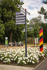 Fahnenwegweiser aus Säule 90 mm 4 -fach geschlitzt mit Textpaneelen 150 mm - 800 mm lang Profiloberflächen: pulverbeschichtet nach RAL 7016/3020