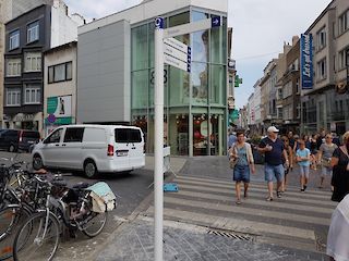 Fahnenwegweiser System S-UNI mit Aussensäule 100 als oberen Abschluss