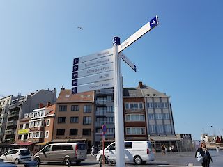 Fahnenwegweiser System S UNI mit Aussensäule 100 als oberen Abschluss