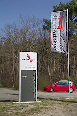 Pylon L 3000 mit LED Innenbeleuchtung im oberen Bereich von 1000 mm   Profiloberfläche: eloxiert silber