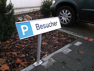 Primus Parkplatzschild 500 mm hoch mit Kopfschild 500 x 133 mm montiert mittels mitgelieferter Fußplatte