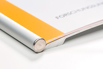 Primus Türschild Standard mit Abschlussniet aus Edelstahl 163 x 148,5  eloxiert silber