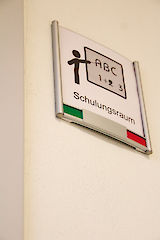 Primus Türschild mit Schieber grün/rot eloxiert silber