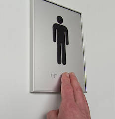 Türschild mit taktiler Symbolik (oben)  und Braillebeschriftung (unten)