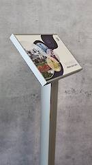 Pultschild A3 quer - 45° - Delta Säule - Clipleiste nach vorn