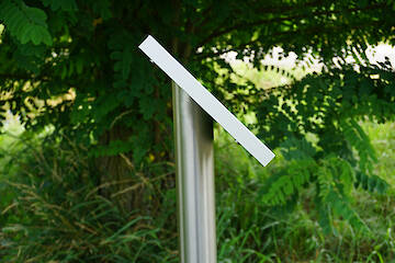 Aluminiumrahmen auf Edelstahlsäule